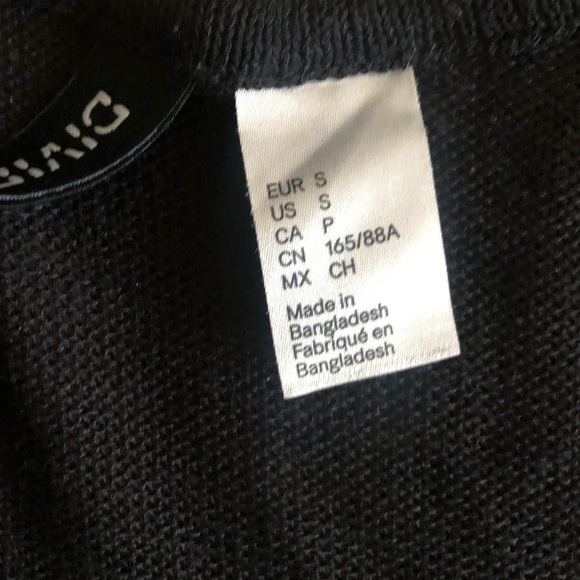 Lightweight cardigan in black. Size Small. - Picture 6 of 6